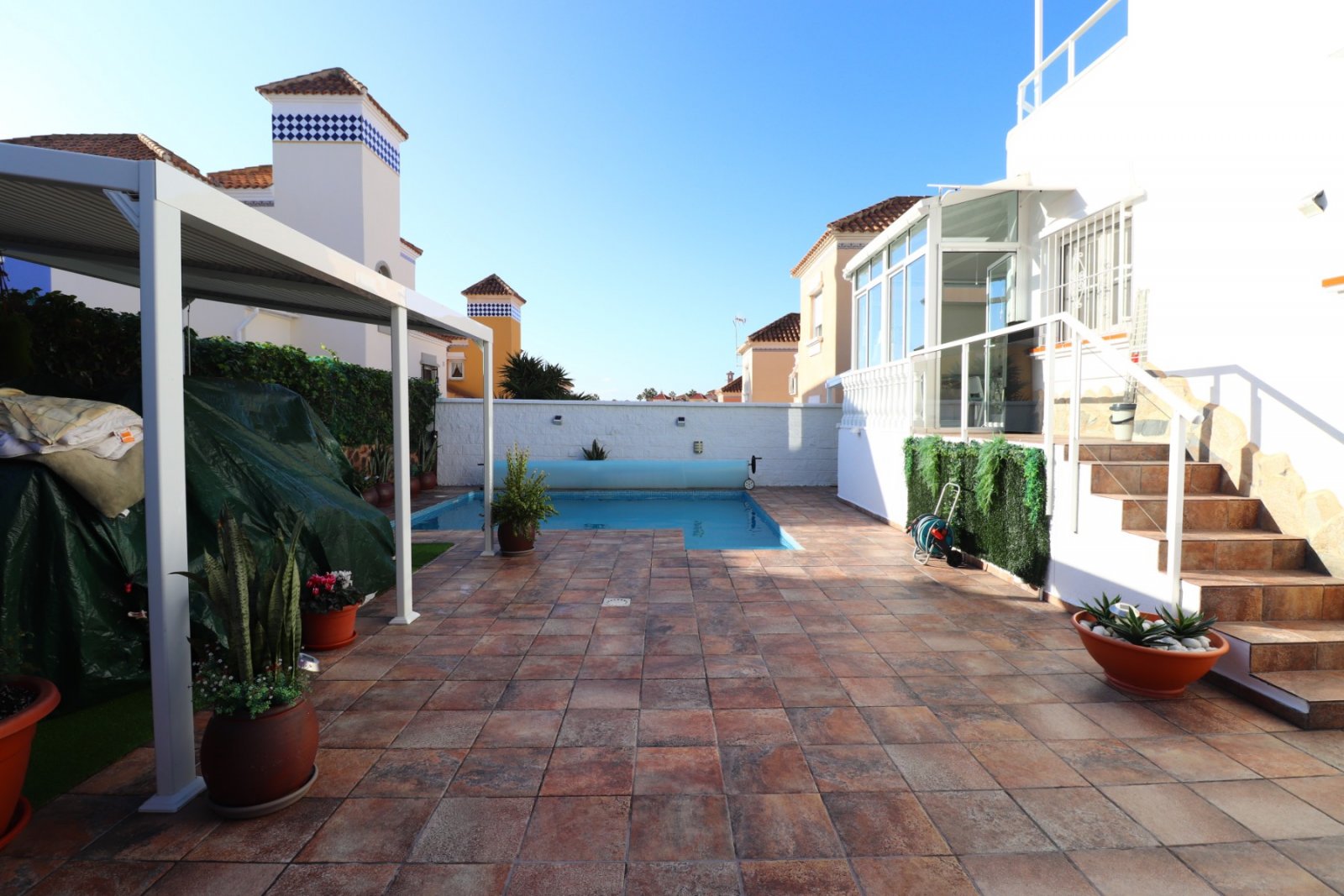 Villa with 4 bedrooms, 3 bathrooms, guest apartment and private pool in Las Filipinas