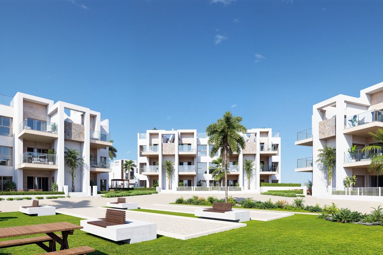 Penthouses with 3 bedrooms, air conditioning, private parking and communal pool, set within a beautiful golf resort just 500 metres from the beach