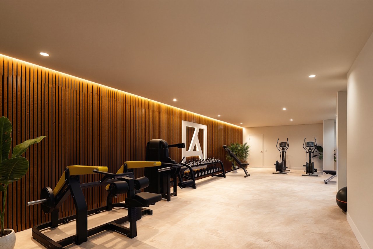 Penthouses with 3 bedrooms, air conditioning, private parking and communal pool, set within a beautiful golf resort just 500 metres from the beach