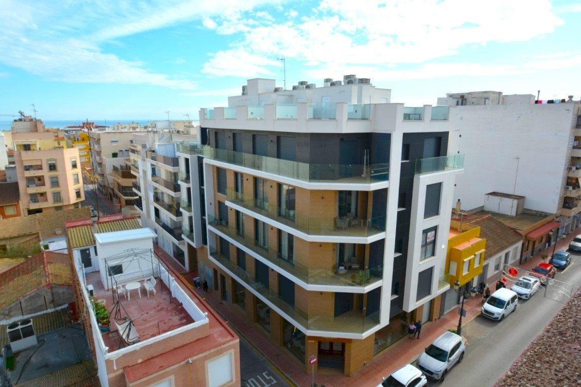 Modern semi-new penthouse with 2 bedrooms, 2 bathrooms, roof terrace and private parking just 700 m from the beach