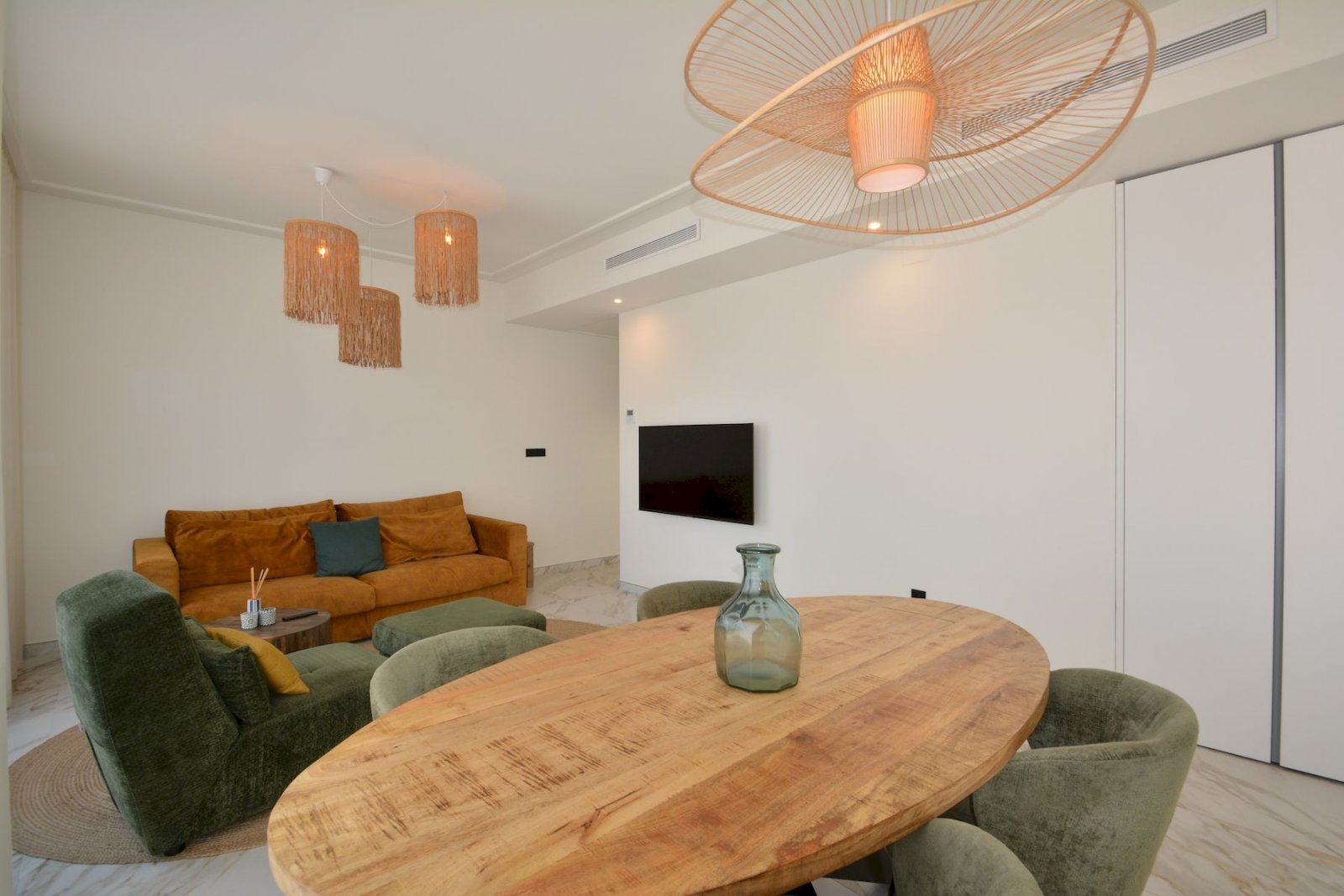 Modern semi-new penthouse with 2 bedrooms, 2 bathrooms, roof terrace and private parking just 700 m from the beach