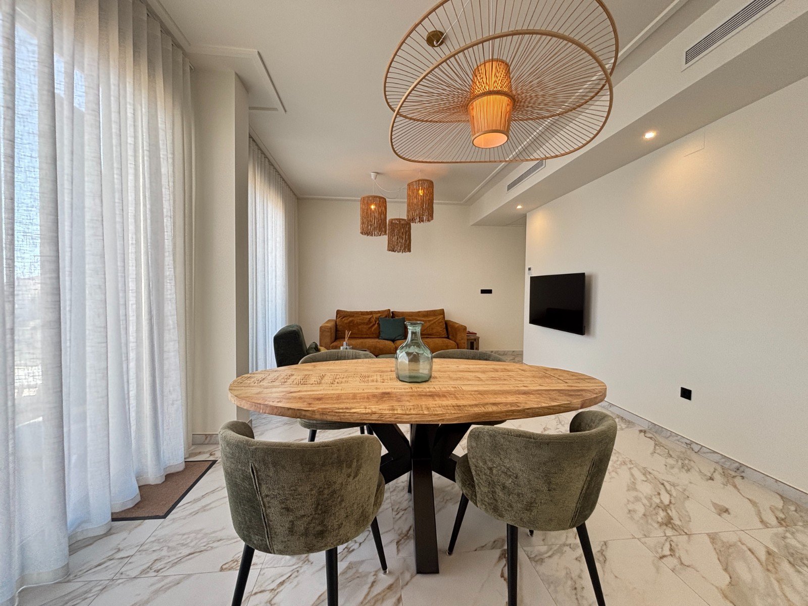 Modern semi-new penthouse with 2 bedrooms, 2 bathrooms, roof terrace and private parking just 700 m from the beach