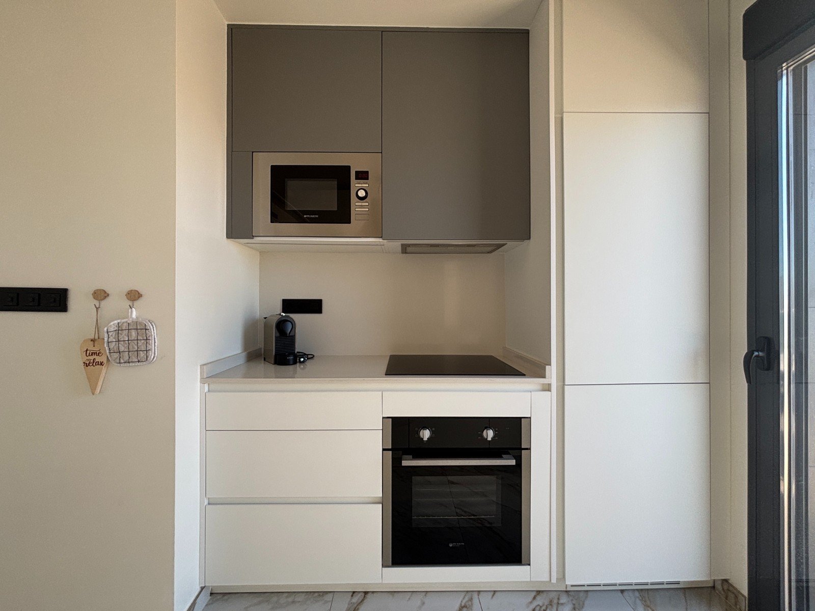 Modern semi-new penthouse with 2 bedrooms, 2 bathrooms, roof terrace and private parking just 700 m from the beach