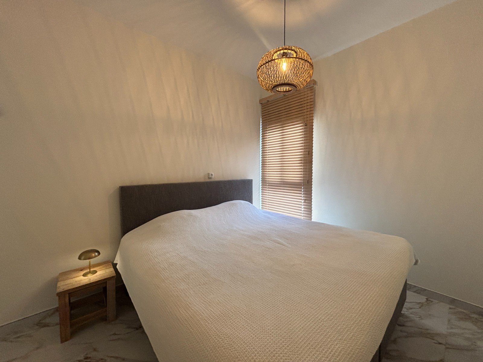 Modern semi-new penthouse with 2 bedrooms, 2 bathrooms, roof terrace and private parking just 700 m from the beach