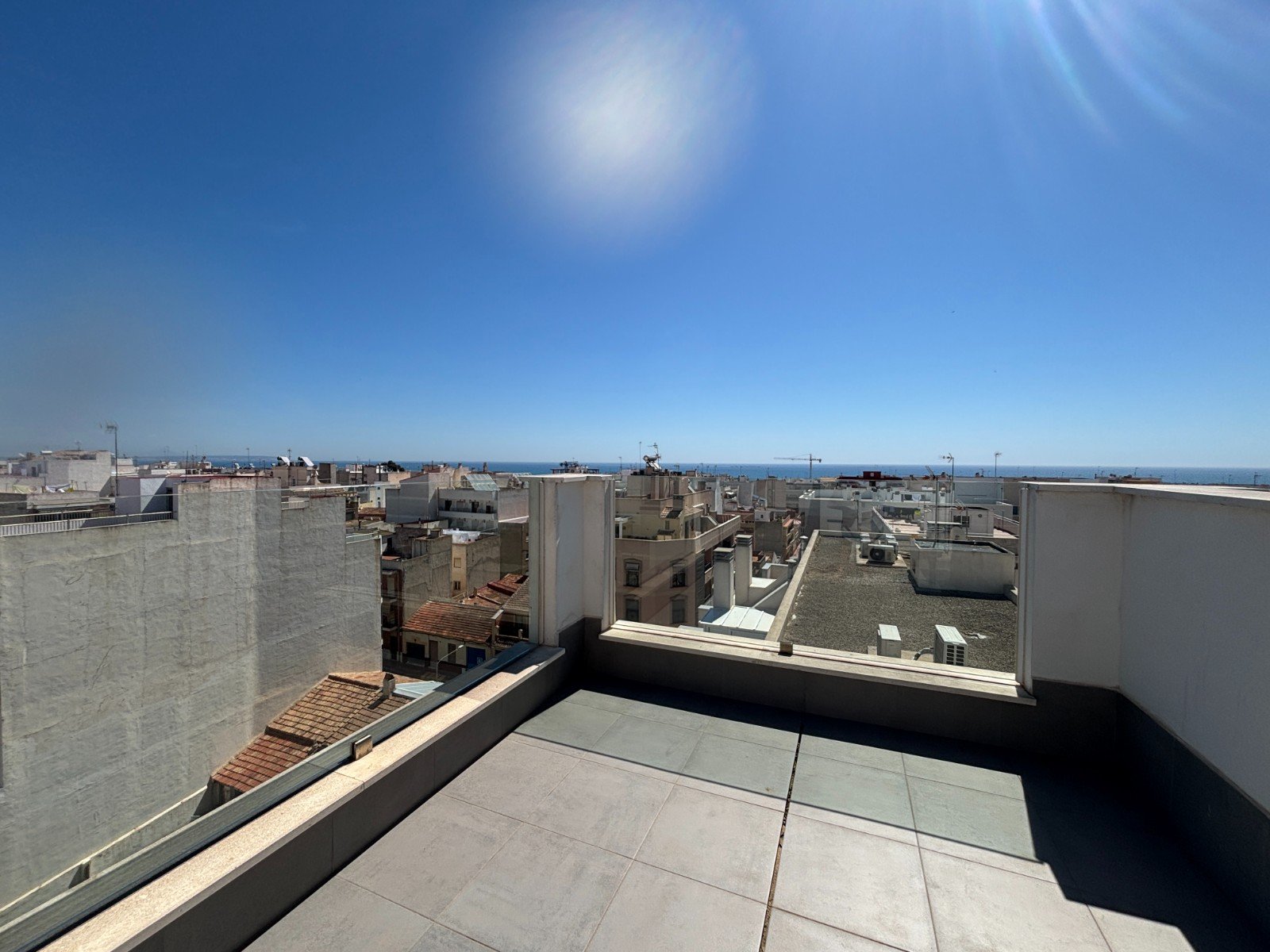 Modern semi-new penthouse with 2 bedrooms, 2 bathrooms, roof terrace and private parking just 700 m from the beach