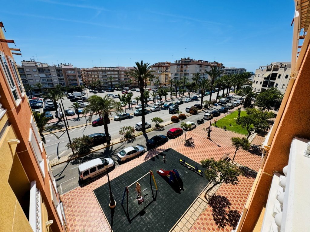 Renovated apartment with 2 bedrooms, 1 bathroom and underground parking space, just 600 metres from the beach