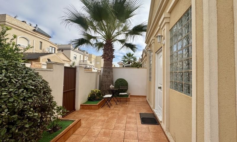 Detached villa with 4 bedrooms, 2 bathrooms, a roof terrace and a garage in Aguas Nuevas