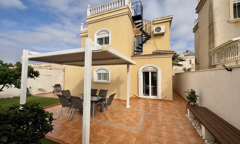 Detached villa with 4 bedrooms, 2 bathrooms, a roof terrace and a garage in Aguas Nuevas