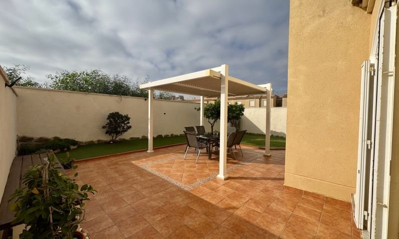 Detached villa with 4 bedrooms, 2 bathrooms, a roof terrace and a garage in Aguas Nuevas