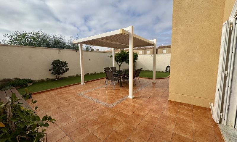 Detached villa with 4 bedrooms, 2 bathrooms, a roof terrace and a garage in Aguas Nuevas