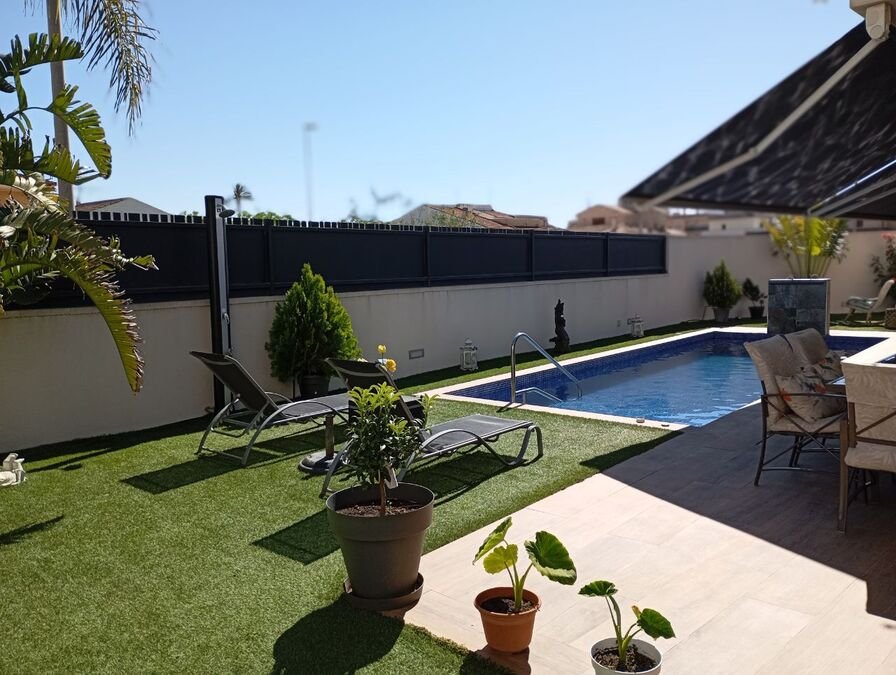 Exclusive villa with 3 bedrooms, 2 bathrooms, a garage and a private swimming pool