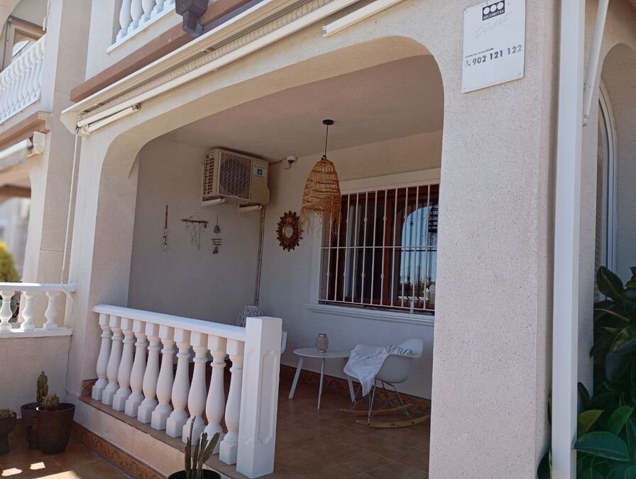 Ground floor apartment with 2 bedrooms, 1 bathroom, a parking space and a communal swimming pool