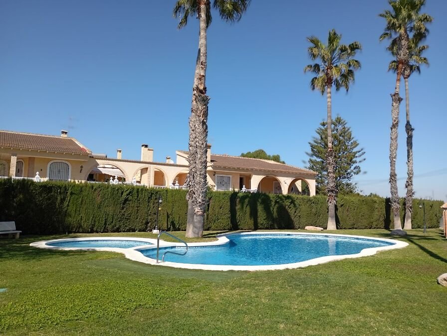 Terraced house with 2 bedrooms, 1 bathroom, a guest toilet, a roof terrace and a communal swimming pool