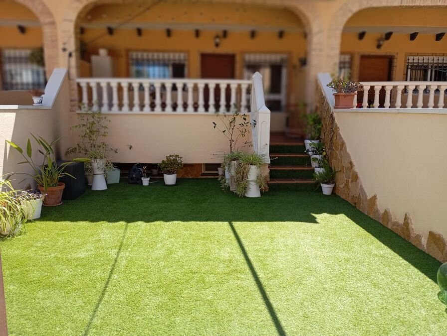 Terraced house with 2 bedrooms, 2 bathrooms, a guest toilet, a roof terrace, an underground parking space and a communal swimming pool