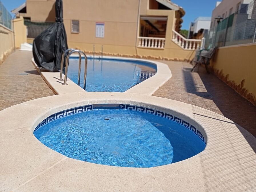 Terraced house with 2 bedrooms, 2 bathrooms, a guest toilet, a roof terrace, an underground parking space and a communal swimming pool