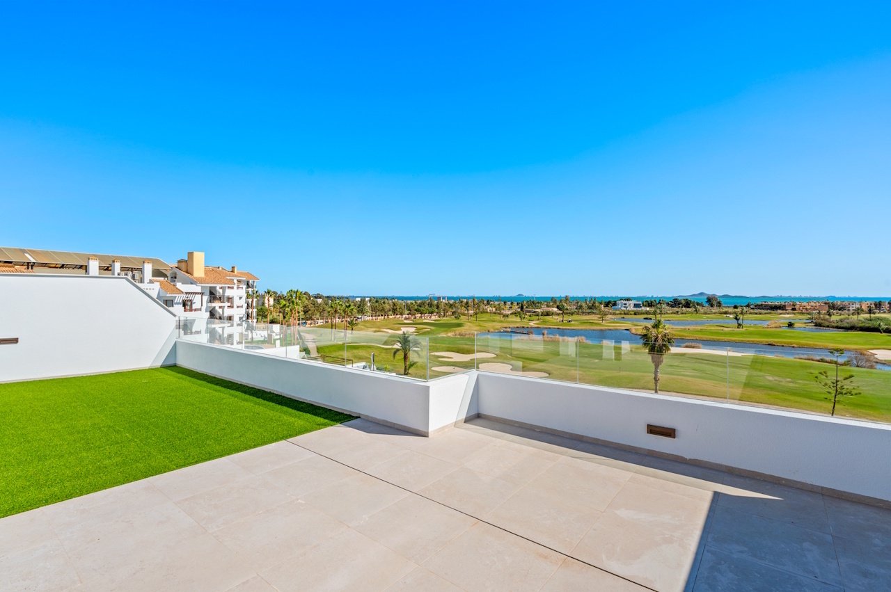Penthouses with 3 bedrooms, 2 bathrooms, roof terrace, private parking and communal pool at La Serena Golf