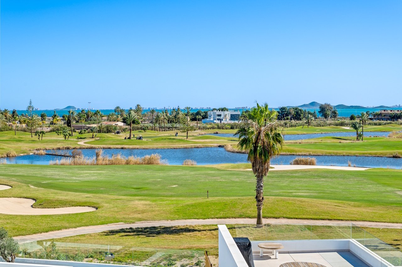 Penthouses with 3 bedrooms, 2 bathrooms, roof terrace, private parking and communal pool at La Serena Golf