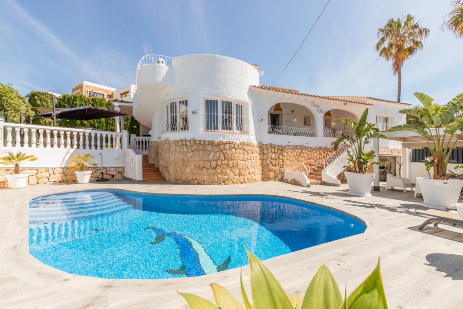 Villa with 4 bedrooms, 3 bathrooms, guest toilet, private pool and fantastic sea views