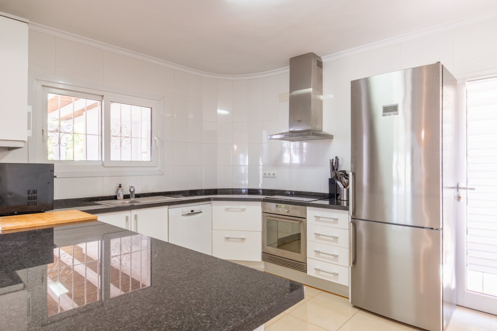 Villa with 4 bedrooms, 3 bathrooms, guest toilet, private pool and fantastic sea views