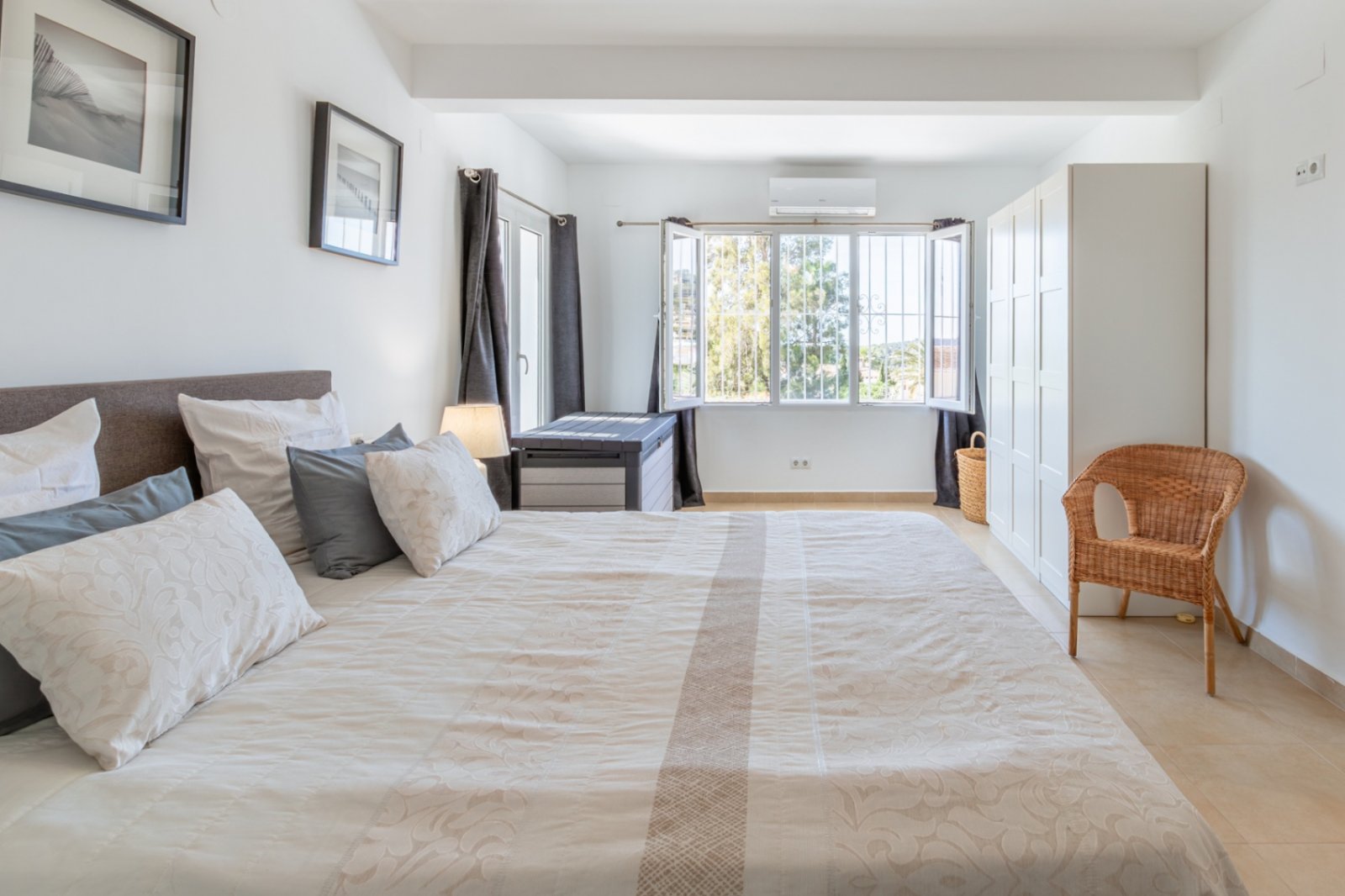 Villa with 4 bedrooms, 3 bathrooms, guest toilet, private pool and fantastic sea views