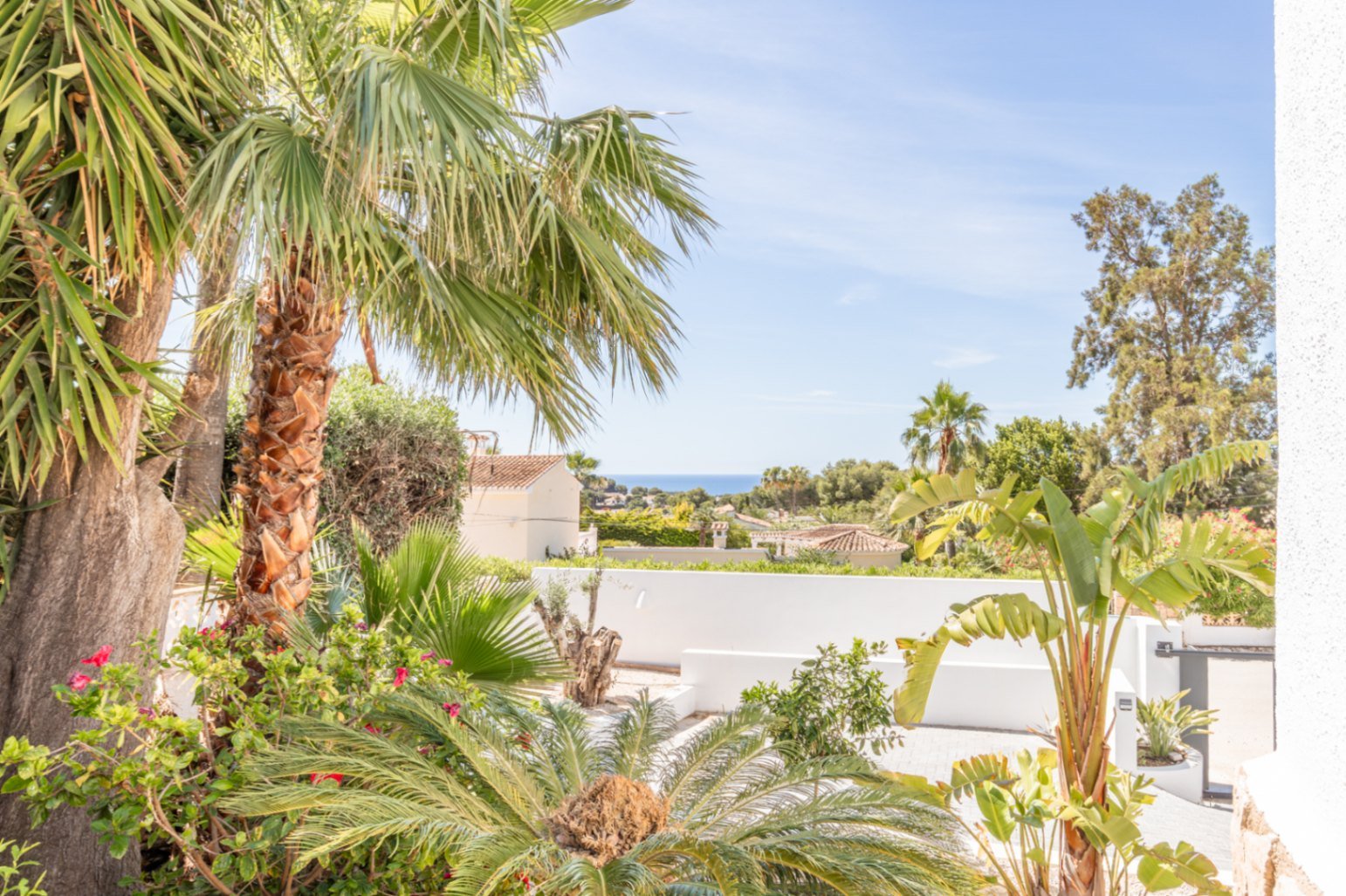 Villa with 4 bedrooms, 3 bathrooms, guest toilet, private pool and fantastic sea views