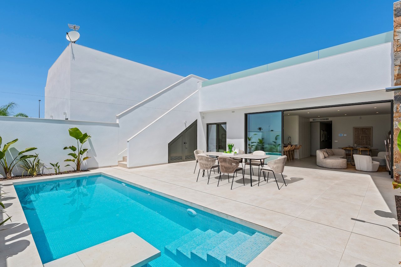 Los Alcázares: Villas with 3 bedrooms, 2 bathrooms, air conditioning, private parking and private pool at La Serena Golf 