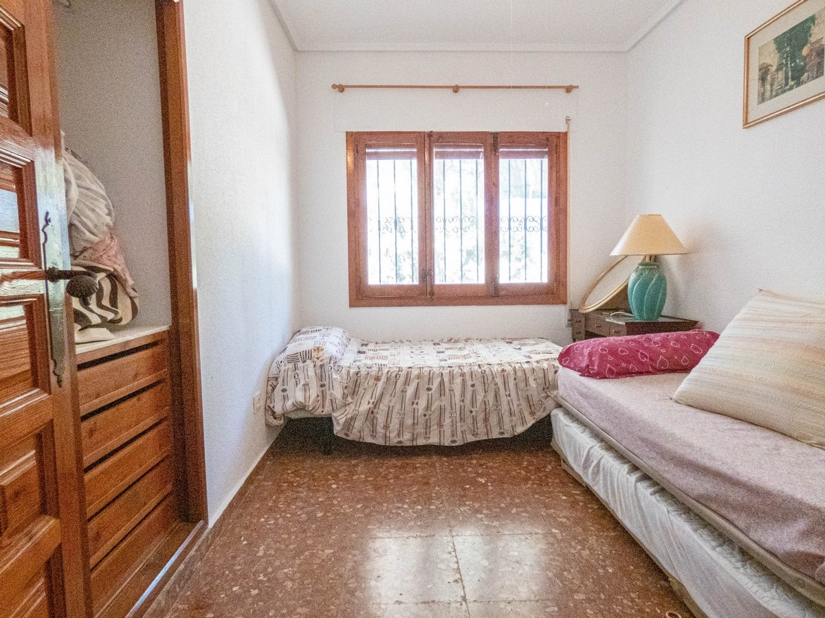 Attractive single-storey villa with 268 m2 of living space on 800 m2 of land