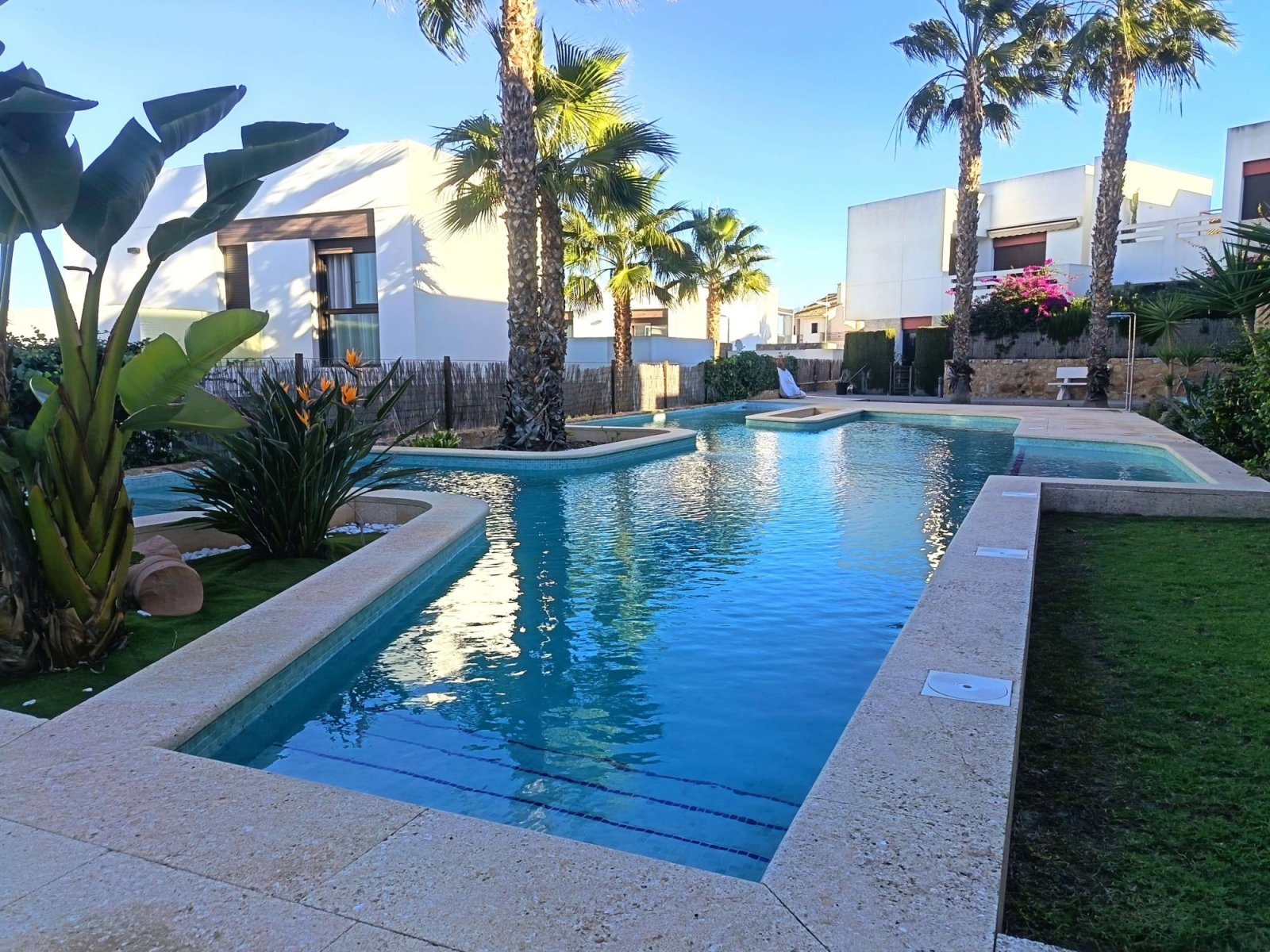 Ground-floor flat with 2 bedrooms, 2 bathrooms, off road parking and a communal swimming pool at La Finca Golf Resort
