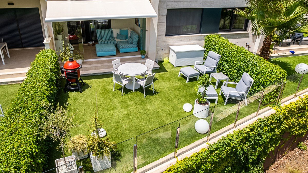 Ground floor flat with 2 bedrooms, 2 bathrooms, private garden and communal pool in the Lo Romero golf complex
