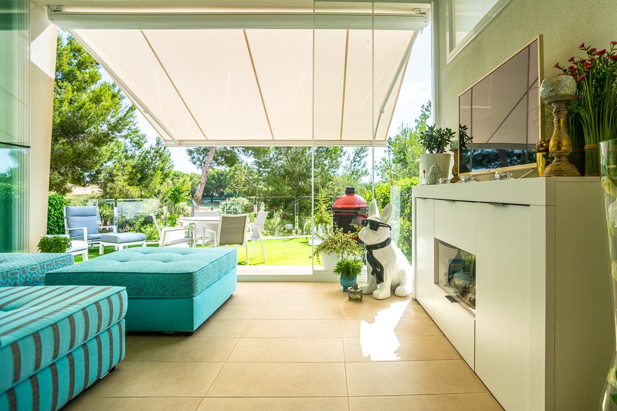 Ground floor flat with 2 bedrooms, 2 bathrooms, private garden and communal pool in the Lo Romero golf complex