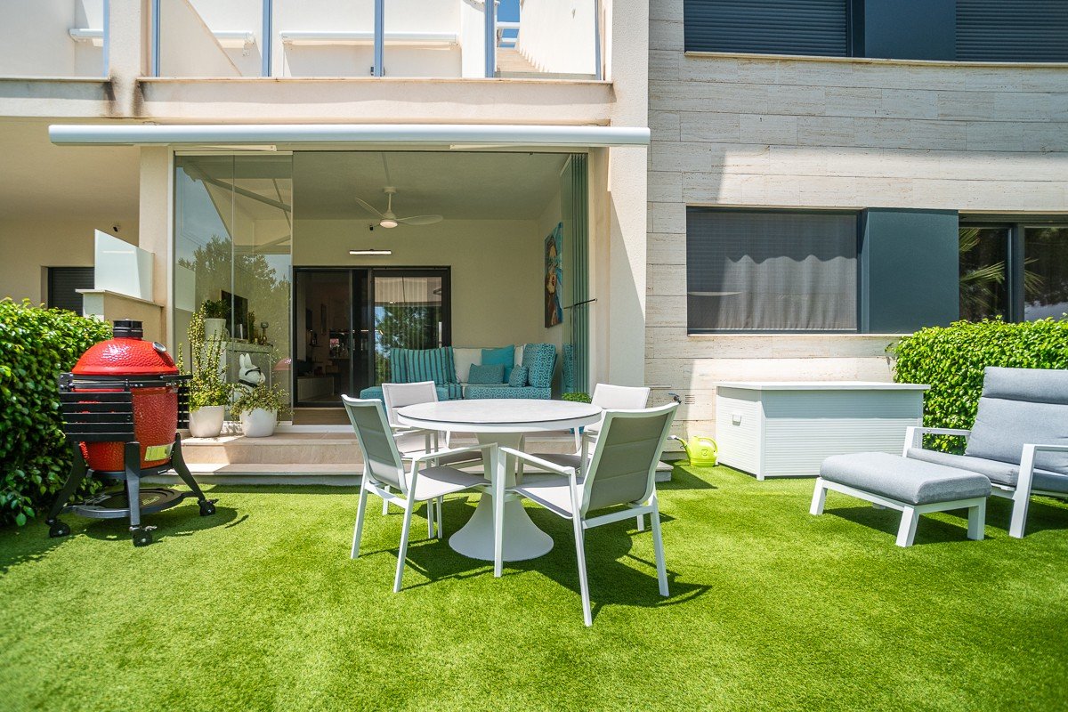 Ground floor flat with 2 bedrooms, 2 bathrooms, private garden and communal pool in the Lo Romero golf complex