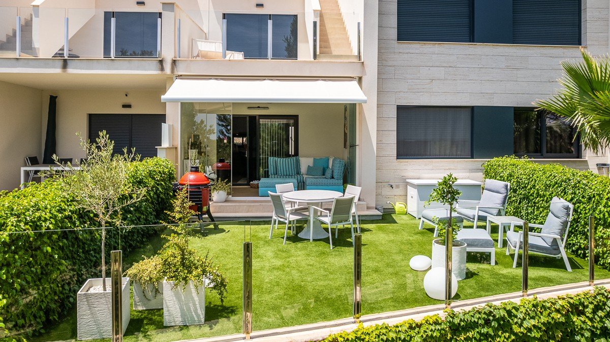 Ground floor flat with 2 bedrooms, 2 bathrooms, private garden and communal pool in the Lo Romero golf complex