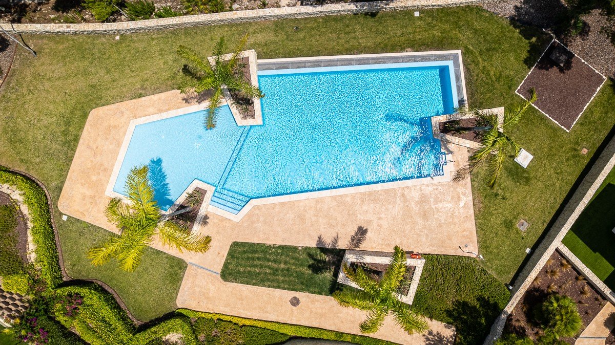 Ground floor flat with 2 bedrooms, 2 bathrooms, private garden and communal pool in the Lo Romero golf complex