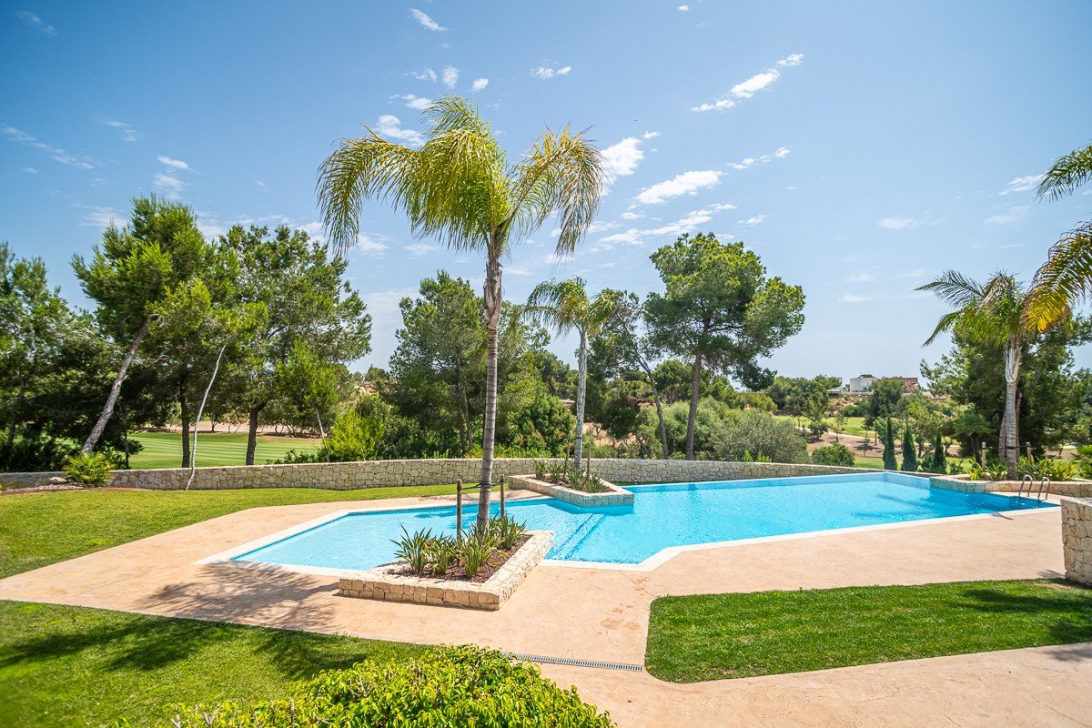 Ground floor flat with 2 bedrooms, 2 bathrooms, private garden and communal pool in the Lo Romero golf complex