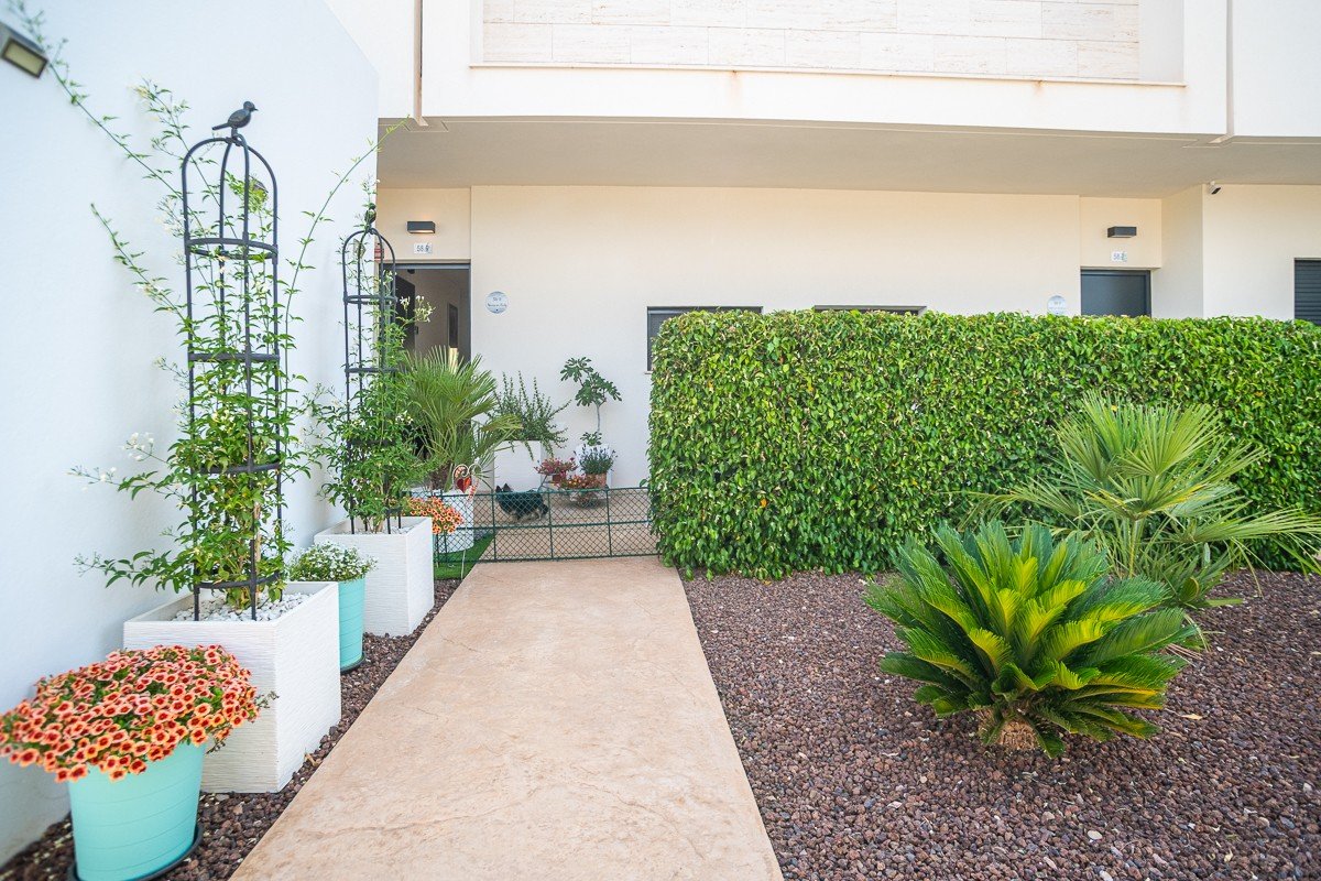 Ground floor flat with 2 bedrooms, 2 bathrooms, private garden and communal pool in the Lo Romero golf complex