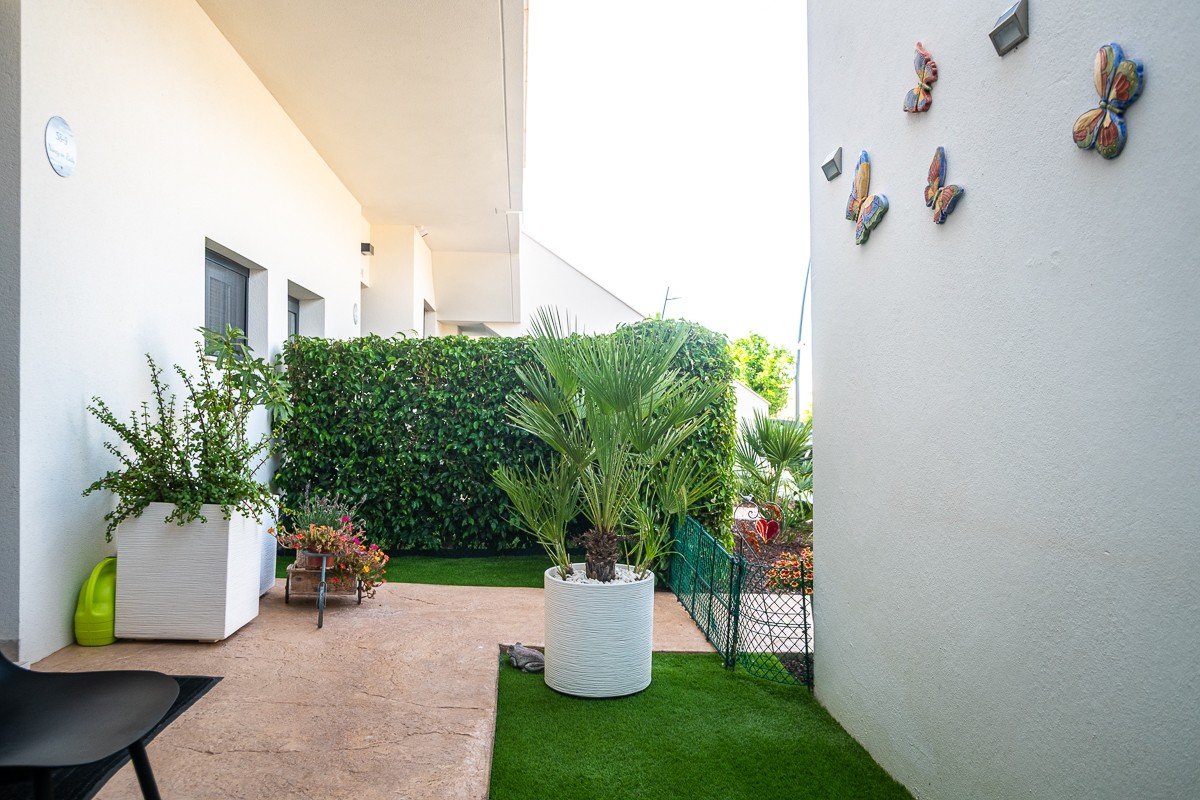 Ground floor flat with 2 bedrooms, 2 bathrooms, private garden and communal pool in the Lo Romero golf complex