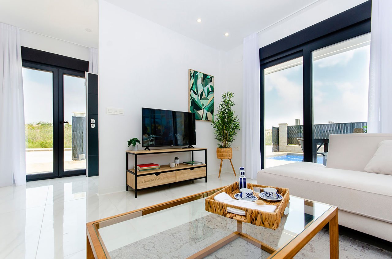 Semi-detached villas with 3 bedrooms, 2 bathrooms and private pool in a golf complex