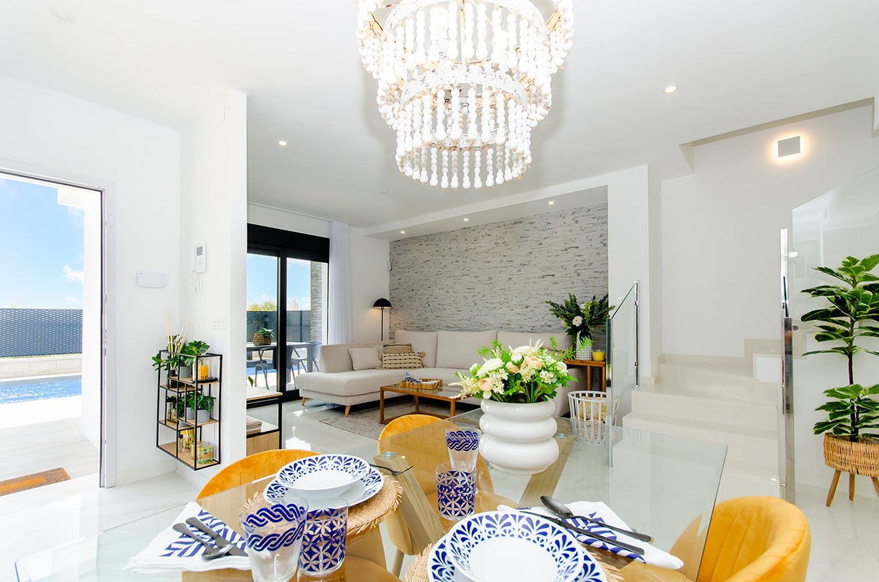 Semi-detached villas with 3 bedrooms, 2 bathrooms and private pool in a golf complex