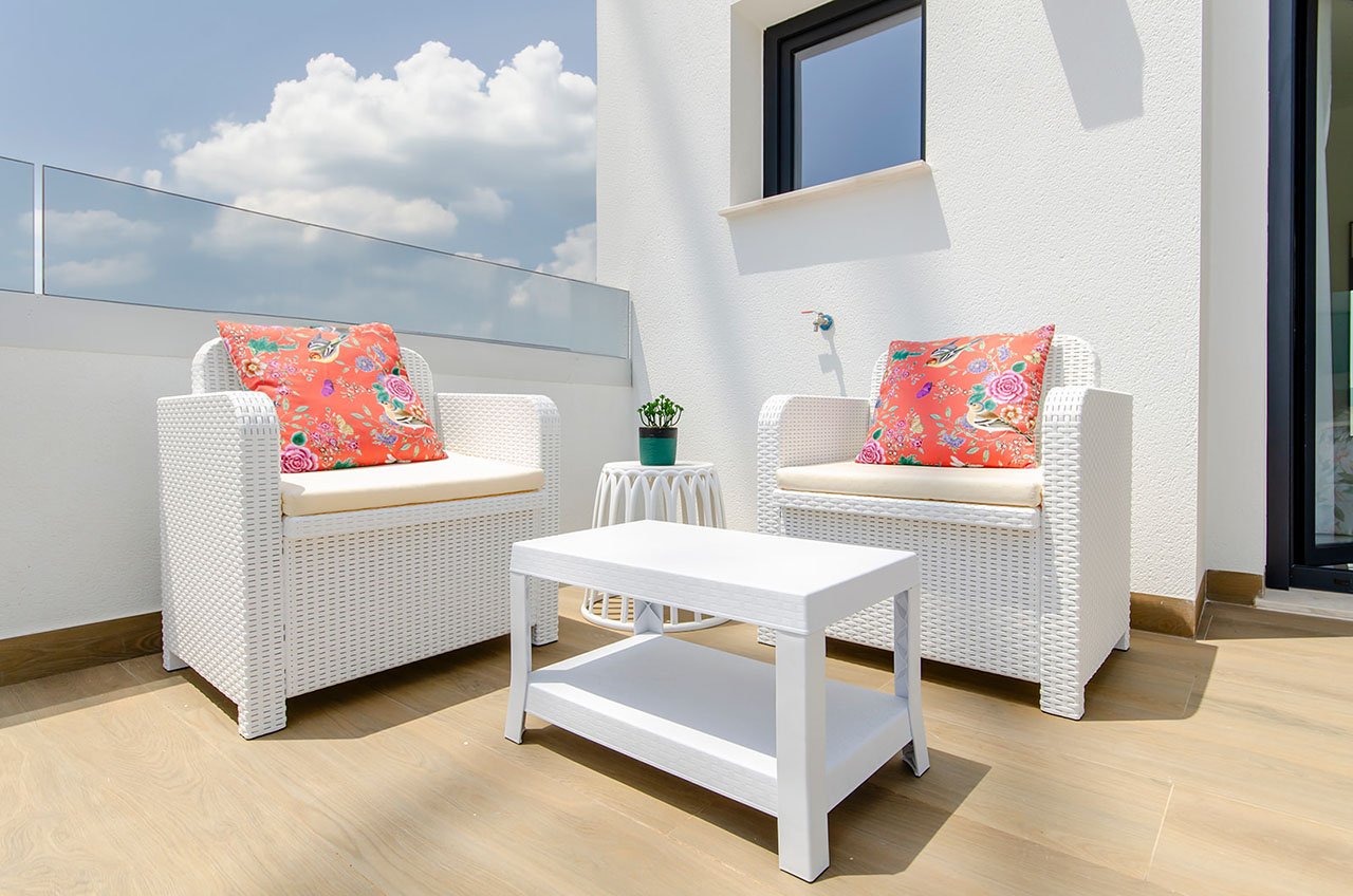 Semi-detached villas with 3 bedrooms, 2 bathrooms and private pool in a golf complex