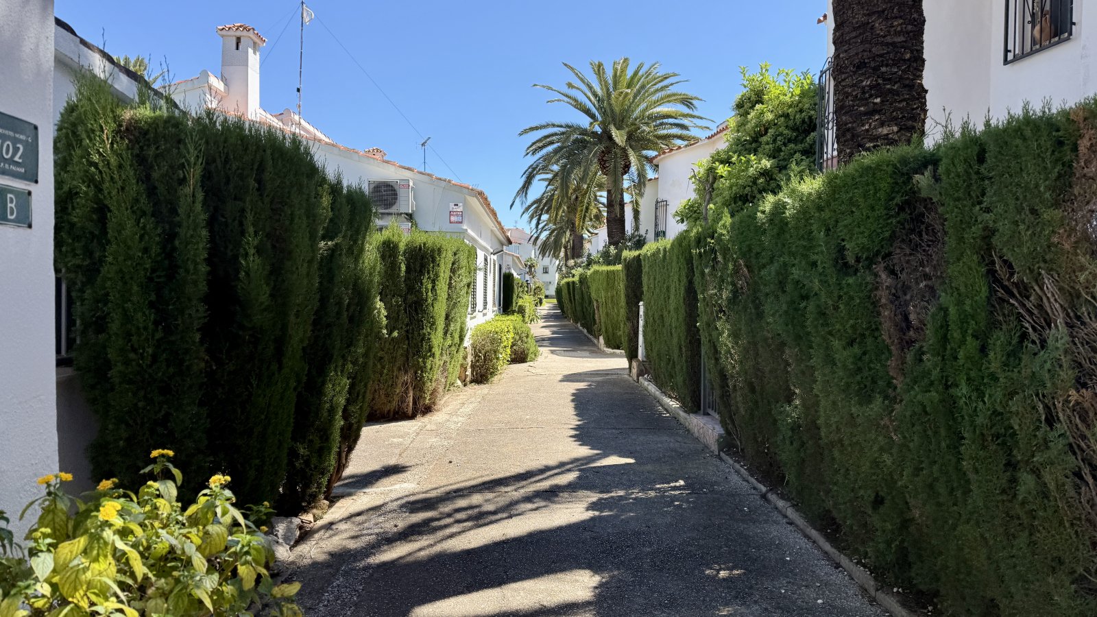 Very well maintained terraced house with 3 bedrooms in the popular El Palmar holiday complex with large pool area