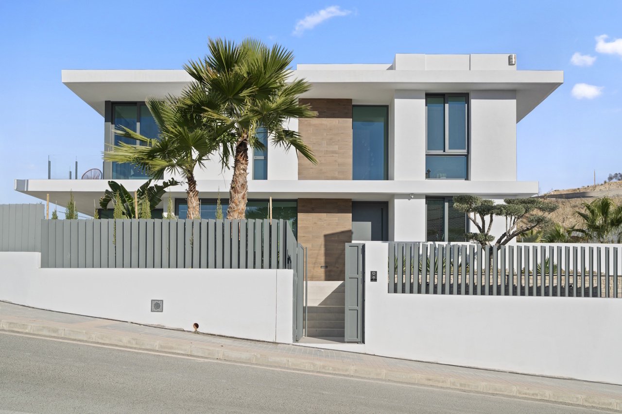 Luxury villas with 4 bedrooms, 4 bathrooms, underfloor heating, air conditioning and private pool in one of Benidorm’s most sought-after areas