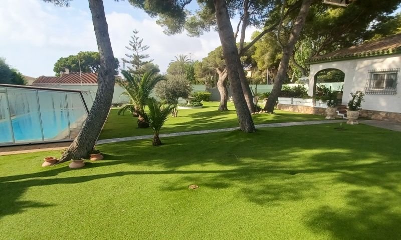 Spectacular Mediterranean-style villa with 3 bedrooms, 3 bathrooms and a private pool in Dehesa de Campoamor, just 950 m from the beach