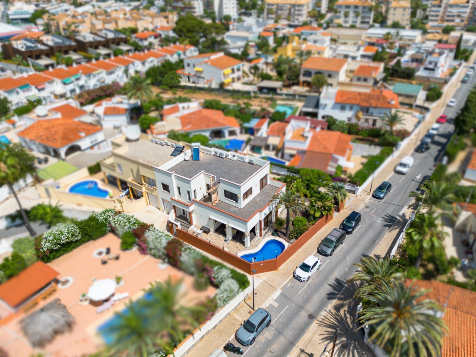Spacious Villa just steps from the heart of Albir and just 920 meters from the beach,