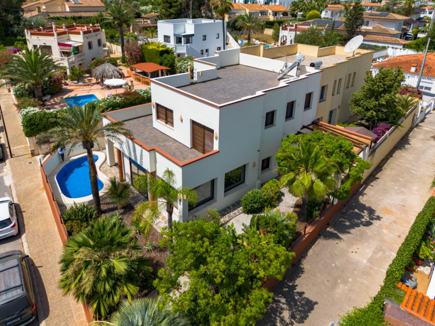 Spacious Villa just steps from the heart of Albir and just 920 meters from the beach,