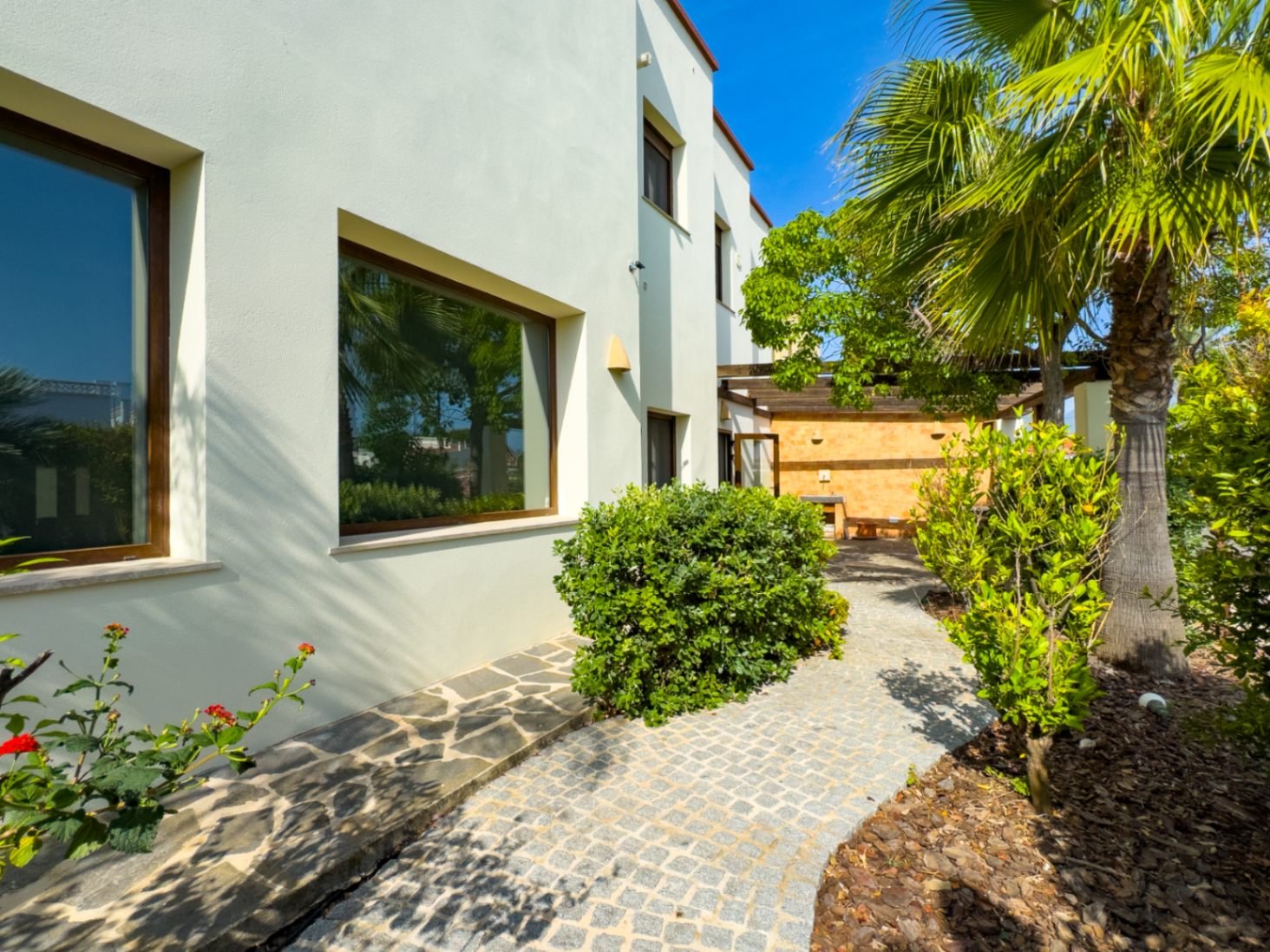 Spacious Villa just steps from the heart of Albir and just 920 meters from the beach,