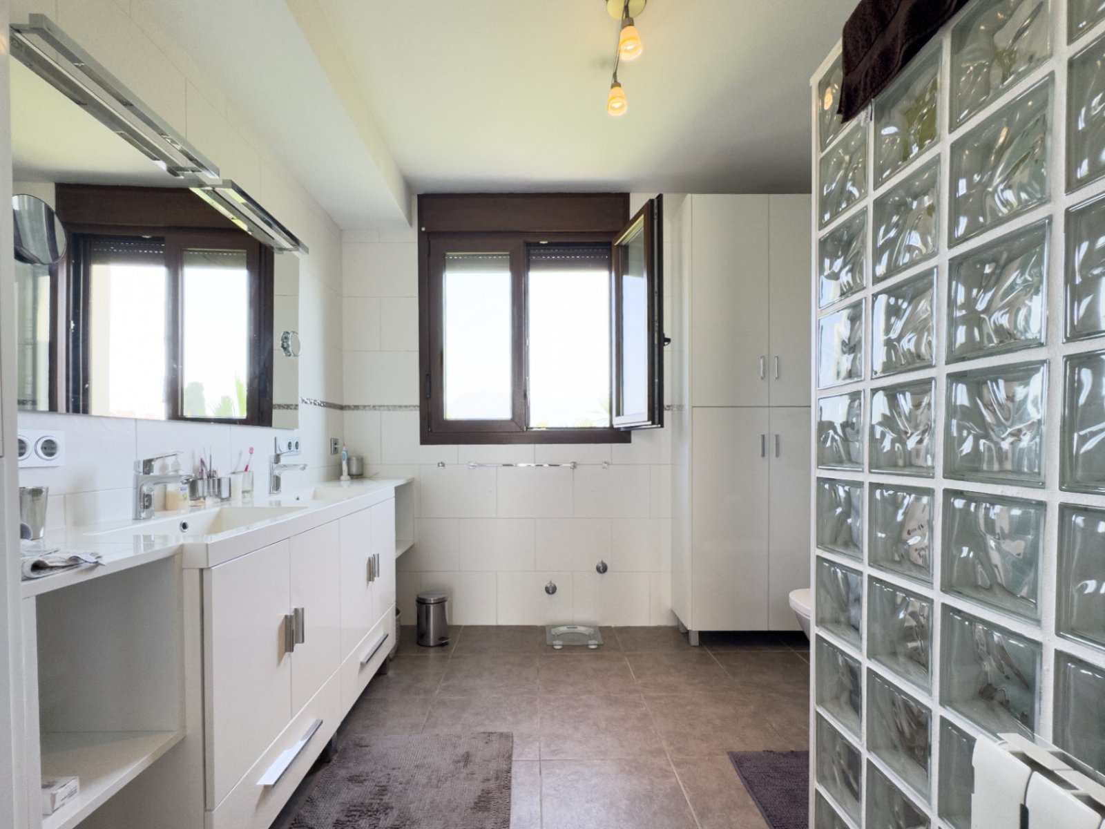 Spacious Villa just steps from the heart of Albir and just 920 meters from the beach,