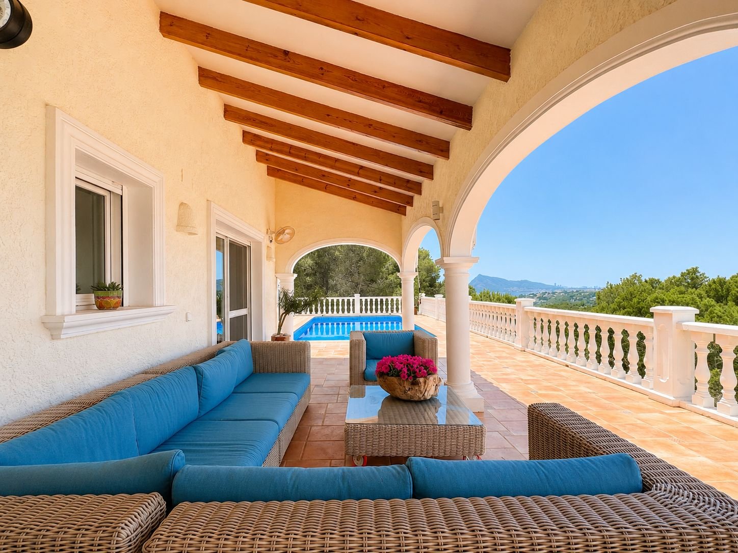 South-Facing Villa with Panoramic Sea and Mountain Views in Excellent Condition