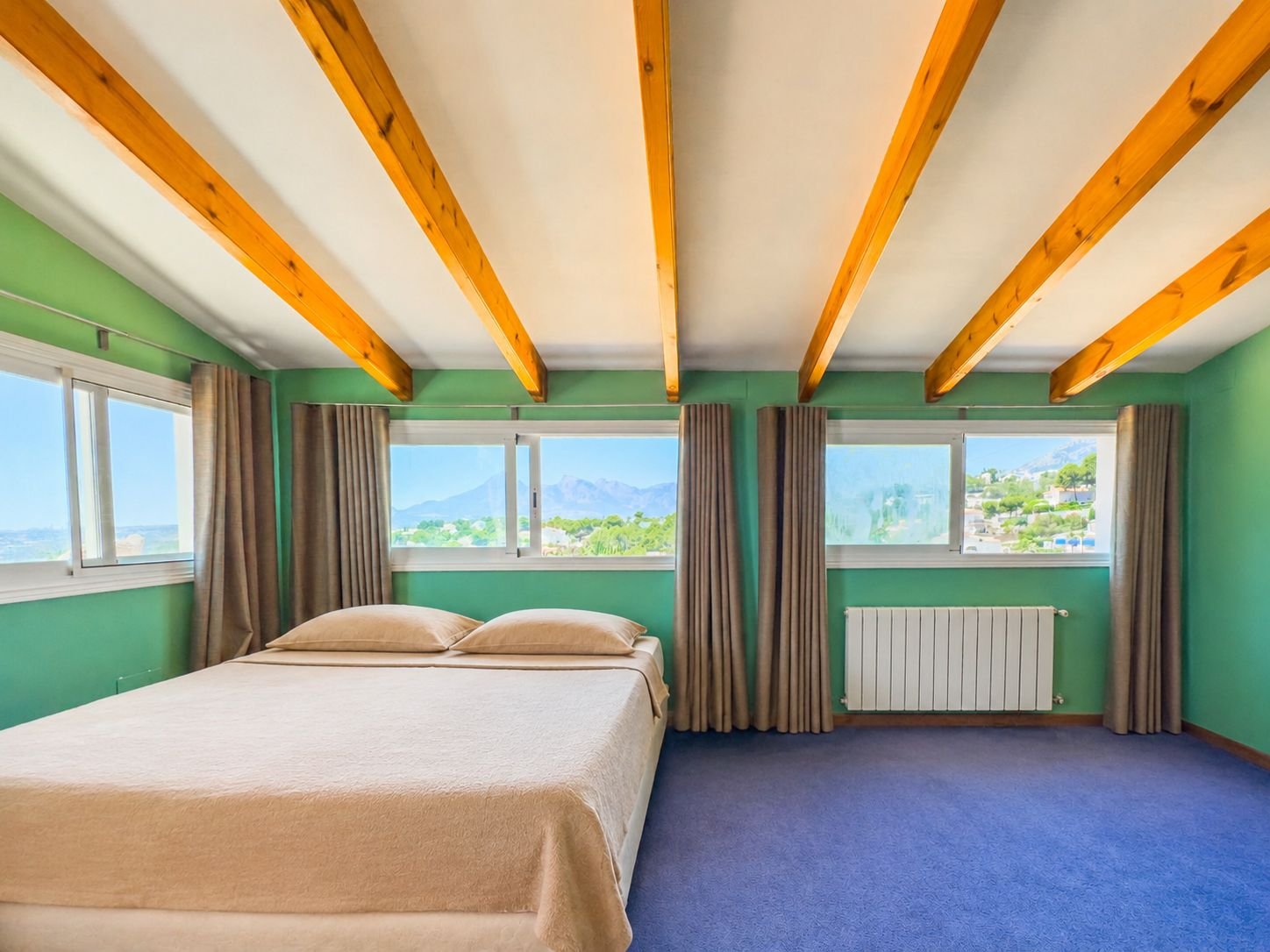 South-Facing Villa with Panoramic Sea and Mountain Views in Excellent Condition