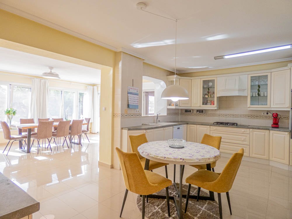 Amazing renovated country house villa with 7 bedrooms, 7 bathrooms, air conditioning, central heating, double garage and heated private pool