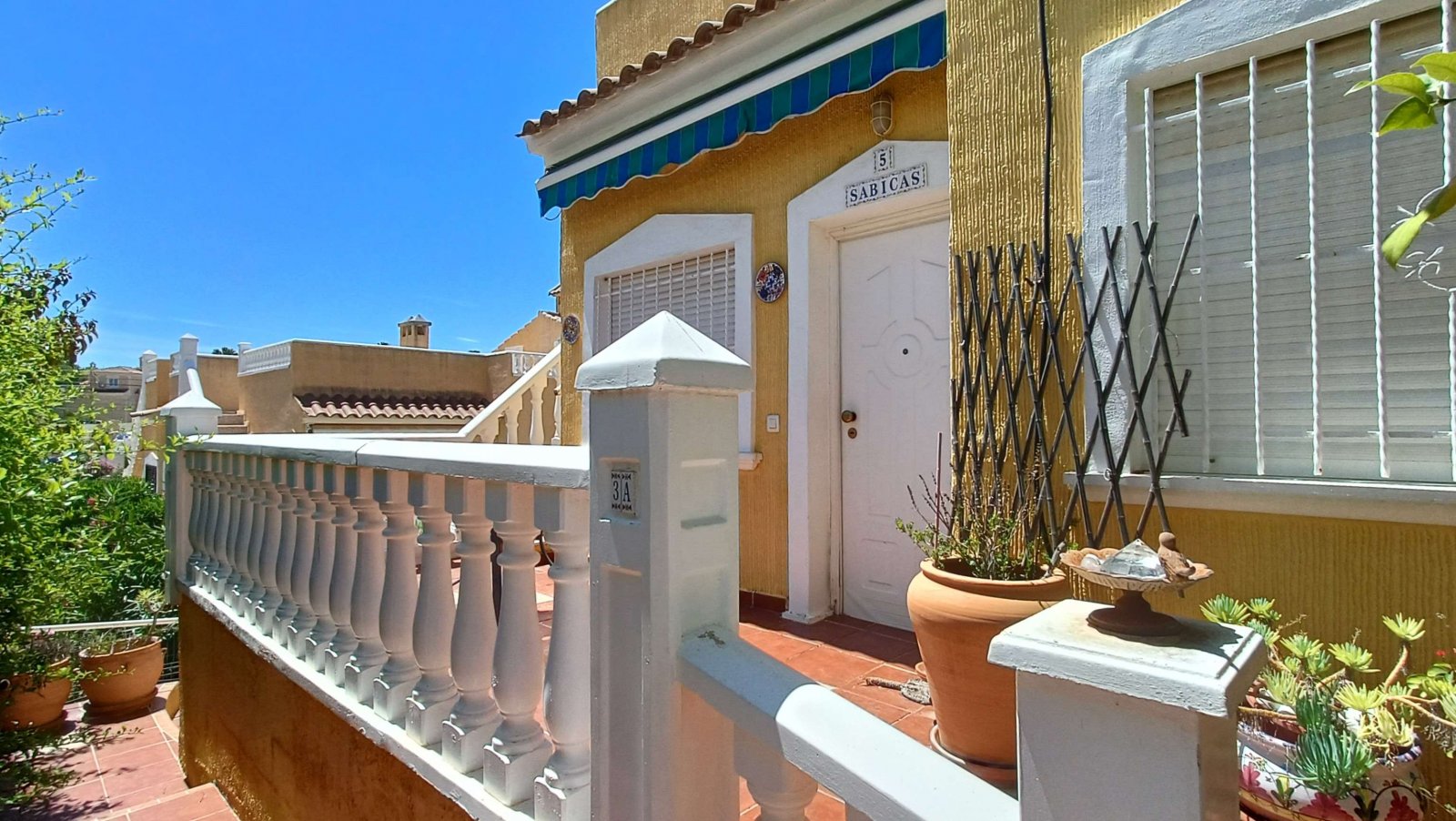 Beautiful quad with 2 bedrooms, 2 bathrooms, a guest area in the basement, a roof terrace and a communal swimming pool